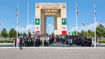 در آیینی باشکوه و با حضور گسترده خانواده بزرگ دانشگاه سمنان، پرچم مقدس جمهوری اسلامی ایران در سردر اصلی این دانشگاه به اهتزاز درآمد.